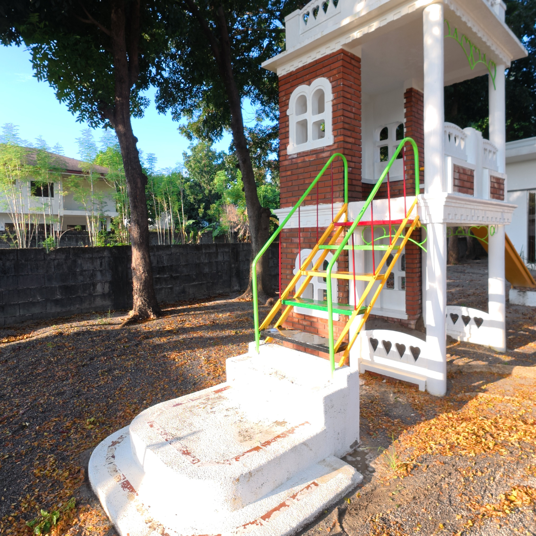 Restored brick and white concrete playhouse after a low-pressure softwash treatment by Tingkad Softwash.