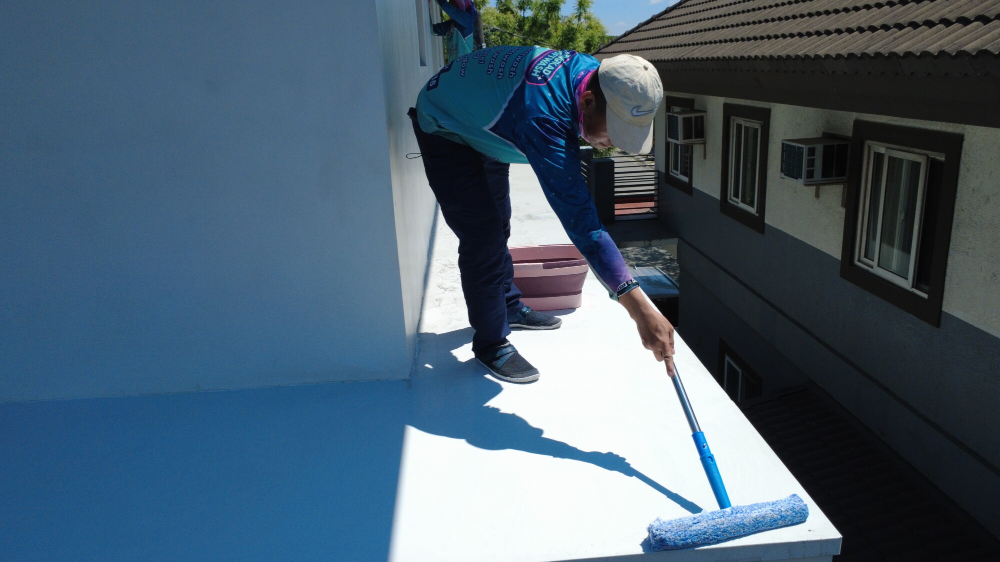 Our technician cleaning the fascia with our equipment and tingkad solution,
